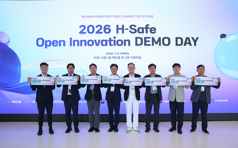 Organizers of the “2026 H-Safe Open Innovation DEMO DAY” pose for a commemorative photo